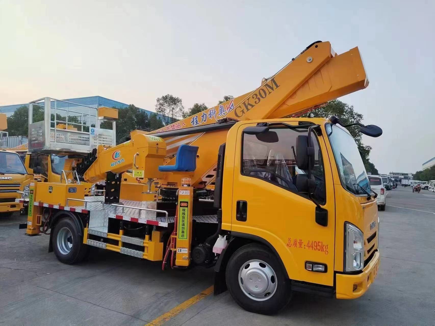 Shacman Chassis Telescopic Boom Lift Bucket Trucks 18m 24m 26m Aerial Work Platform Truck For Sale