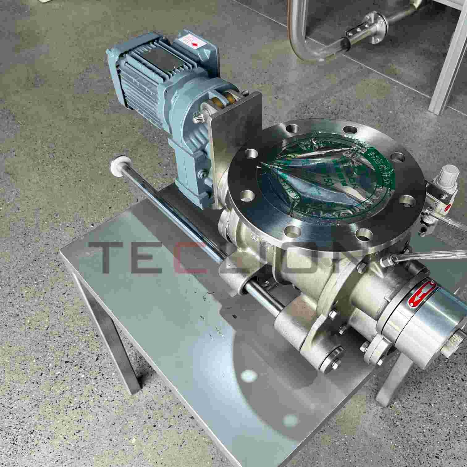 Stainless steel rotary valve with large flow cross-section, suitable for pneumatic conveying