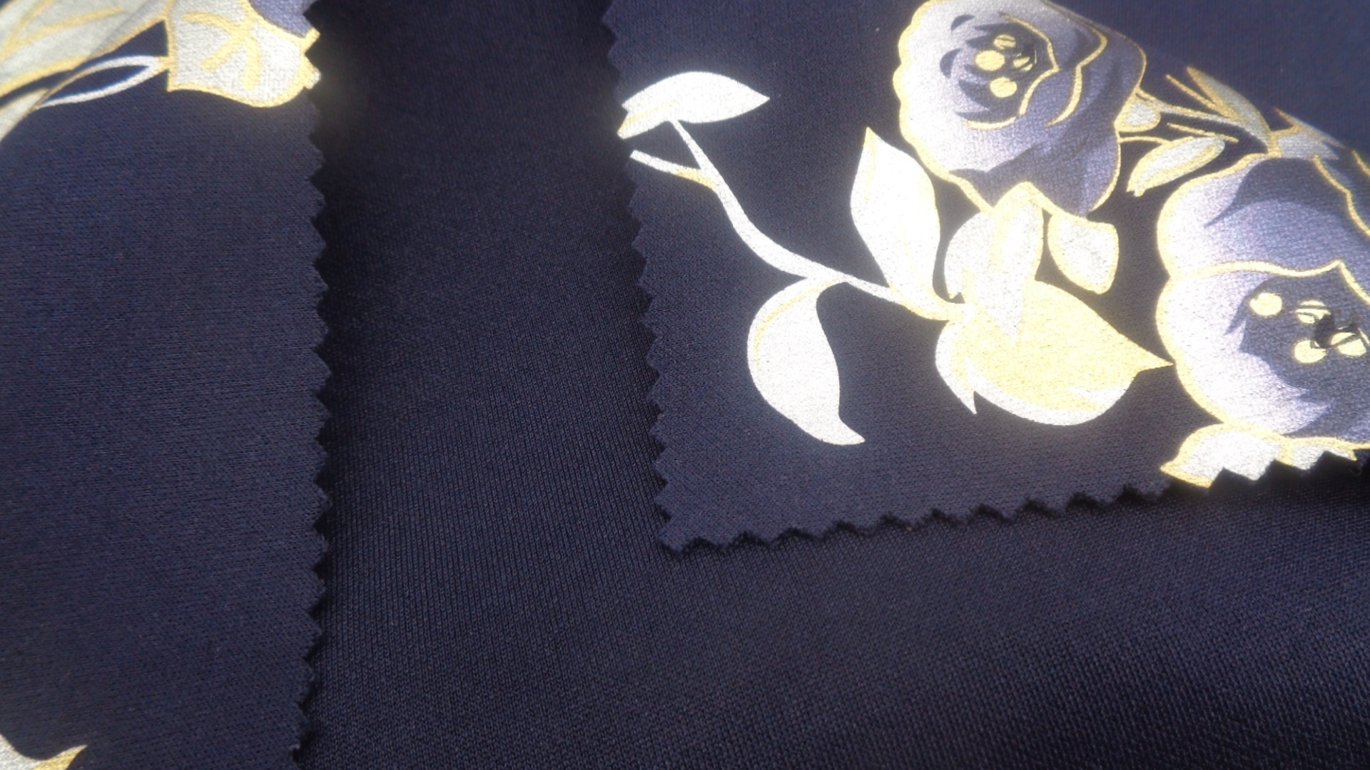 Sportswear Foiled Rose Print Fabric 92% Polyester 8% Spandex 150CM