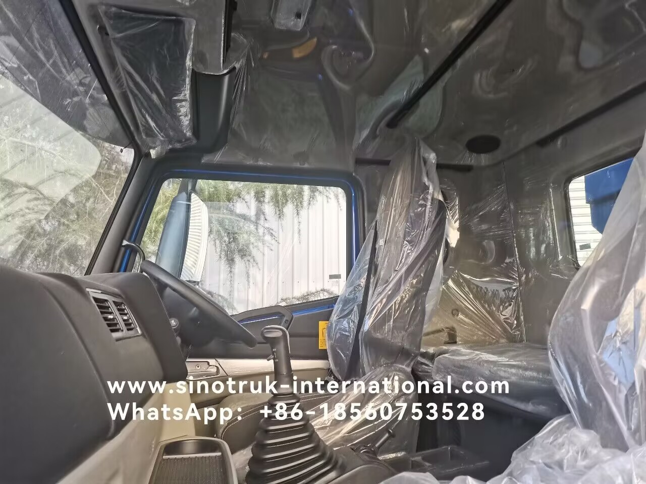 SINOTRUK HOWO Tipper Dump Truck 6 × 4 10 Wheels RHD 380Hp U Type One Warning Light