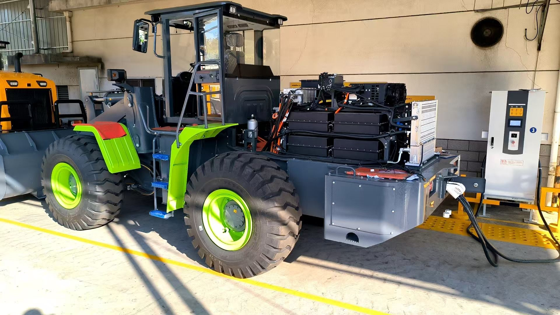 Electric Truck Lithium Power Battery 200kWh 300kWh 614V 206AH 126KWH Electric Machinery Lifepo4 battery with BMS Management