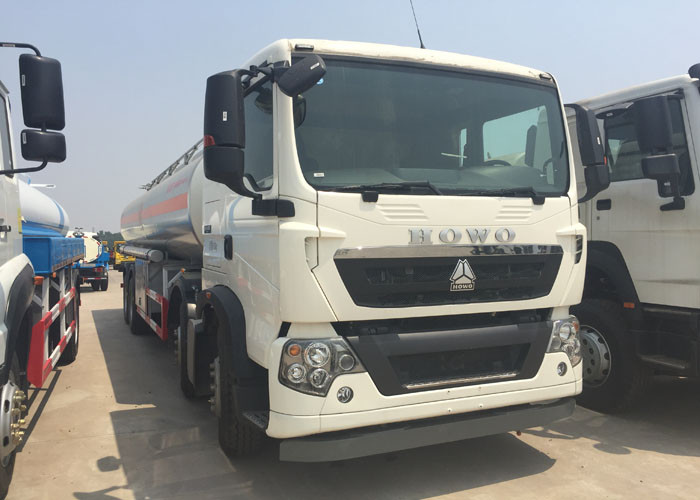 Stable Oil Tank Truck SINOTRUK HOWO 30 - 40 CBM For Oil Transportation 8X4 RHD