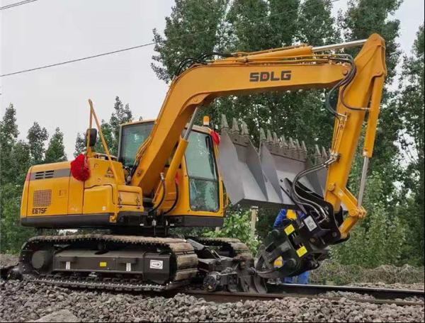 Public Dual Purpose Excavator Railway Construction Equipment Wheel Train Lifting