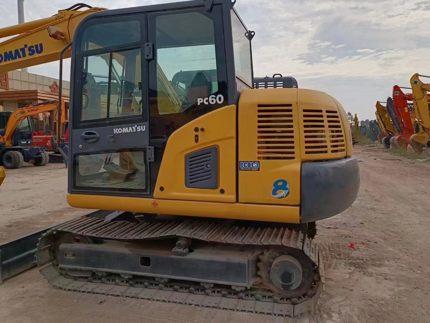 Japan made Komatsu PC60 excavator 6.1 ton operating weight equipped with Cummins engine