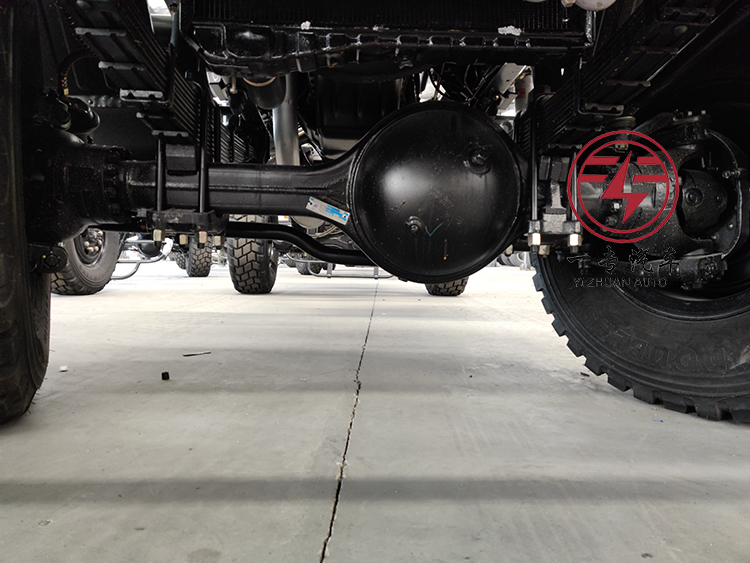 Off Road 4X4 Personnel Carrier Vehicle with Cummins Engine and Manual Transmission