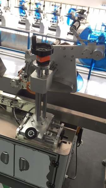 CE 220V Automatic Round Bottle Labeling Machine , Round Bottle Sticker Labeling Machine