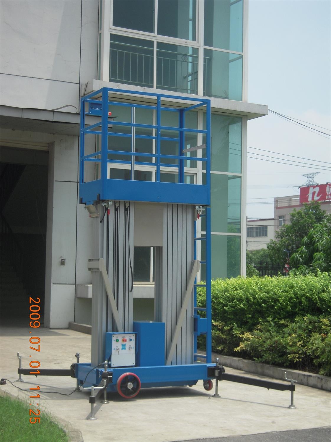 Outdoor Hydraulic Aerial Work Platform 14 Meter Height For Window Cleaning