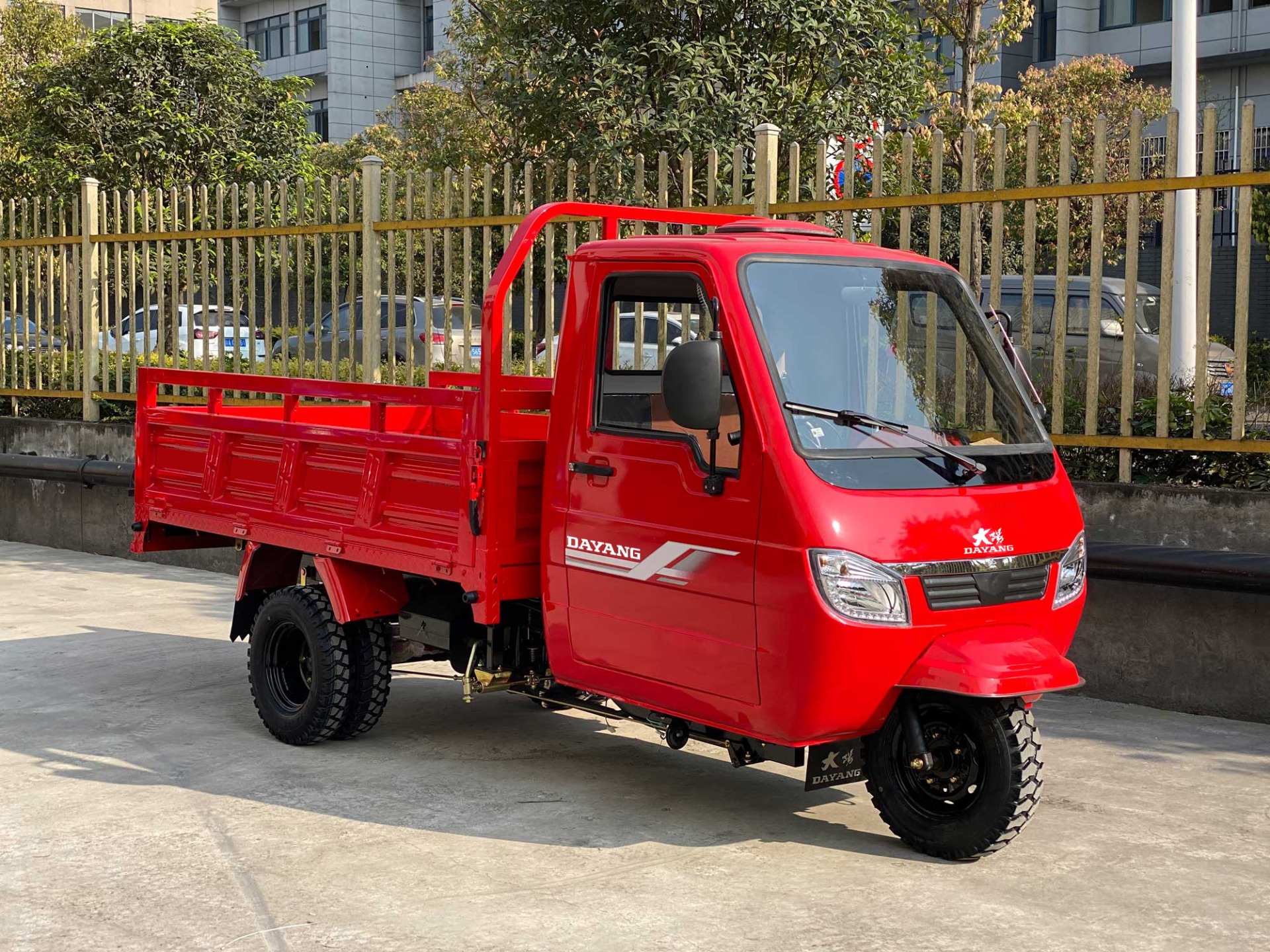 Enclosed 3-Wheel Cargo Motorcycle Tricycle with Customized Weight and Mechanical Power