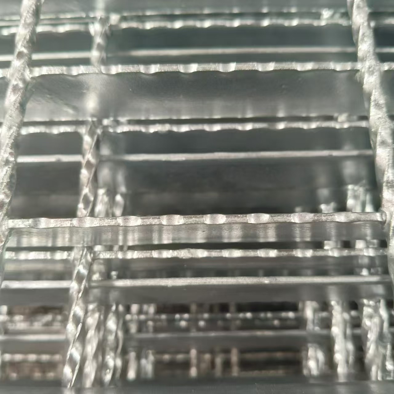Thermal-Insulating Steel Gratings: Energy-Efficient and Comfortable