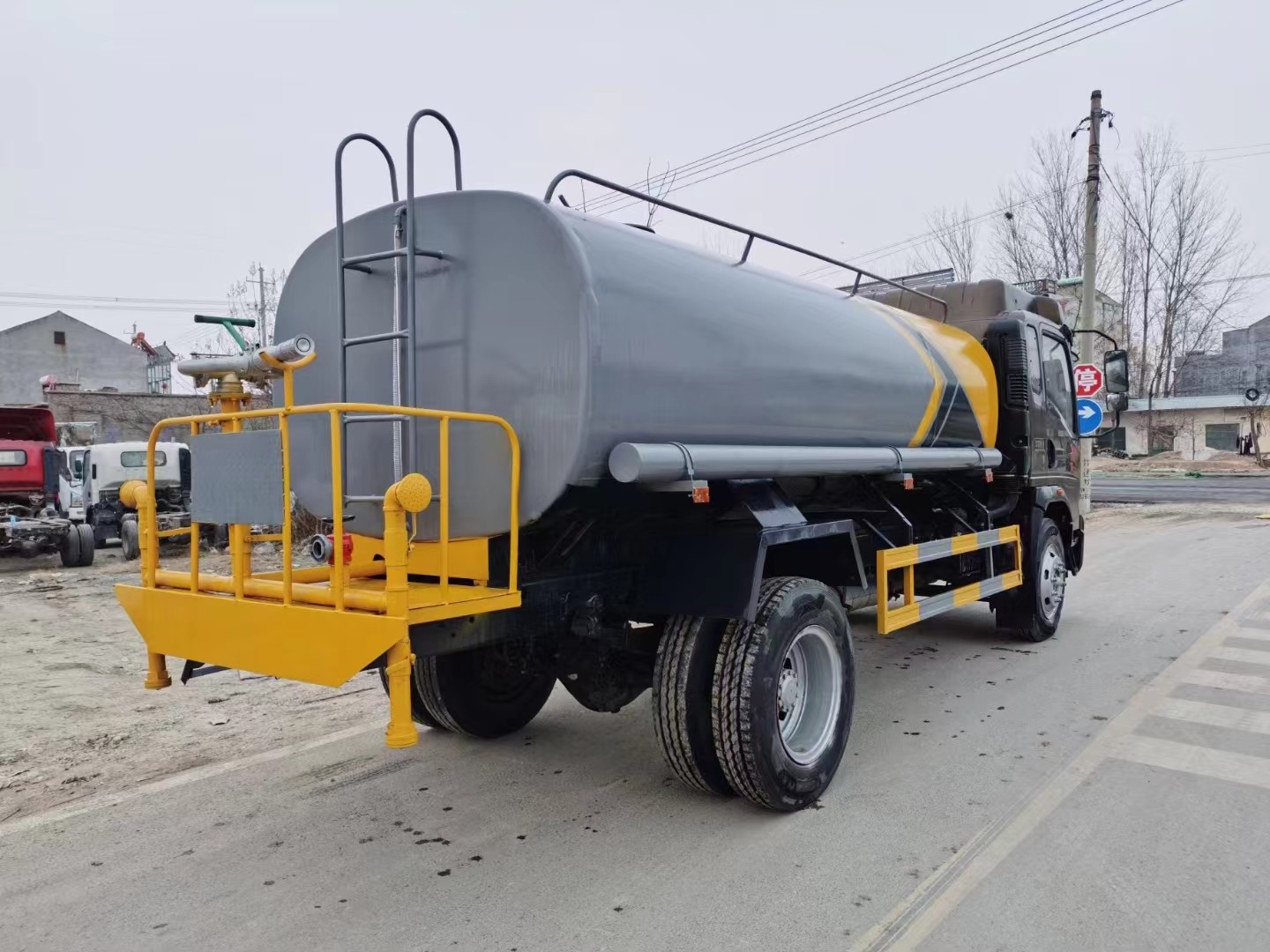 HOWO Sprinkler Water Tanker 100000L Cummins Engine 170hp 7.3*2.3*2.7m