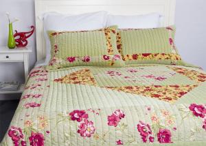 China Embroidered Velvet Quilted Bedspread , Straight Lines 3pcs Cotton Quilts And Coverlets on sale