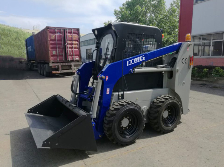 Four - Wheel Drive Skid Steer Loader 0.5 M³ Bucket Capacity Stable And Reliable