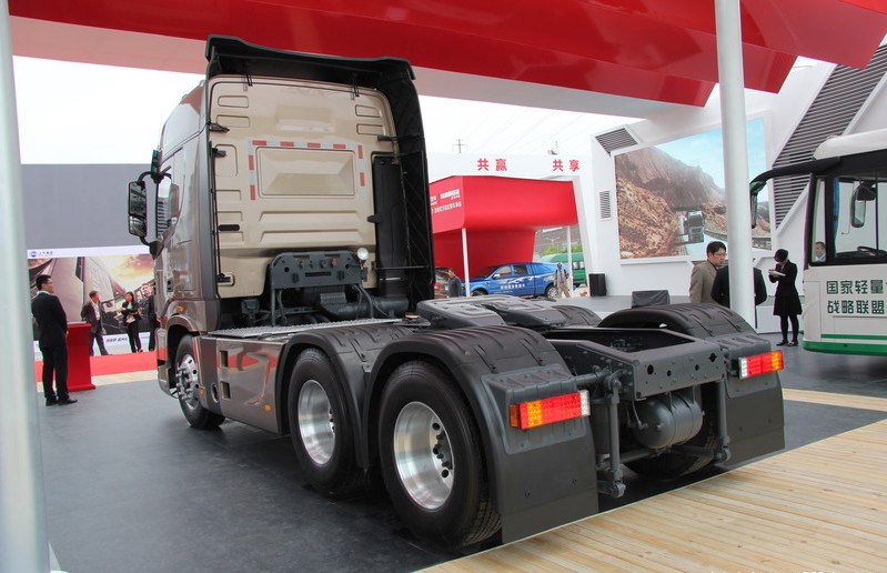 Dongfeng 6X4 480HP Tractor Head Truck With Cummins Engine Emission Euro 4 , EuroV