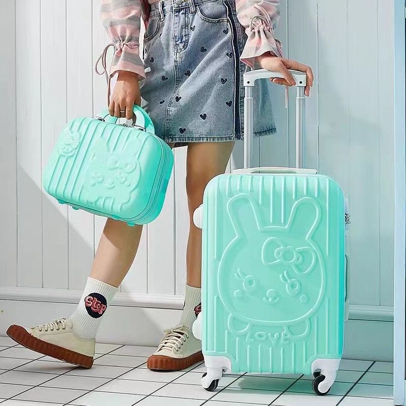 Glamorous Getaways: Fashionable Girls' Travel Set with Integrated Beauty Organizer