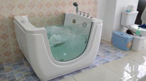 Wholesale Fiberglass Acrylic Baby Spa Bathtub Rectangle 350L For Spa Center from china suppliers