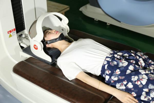 Alien Capsule Disc Decompression Machine Hydraulic Drive 30 -150KG Patients