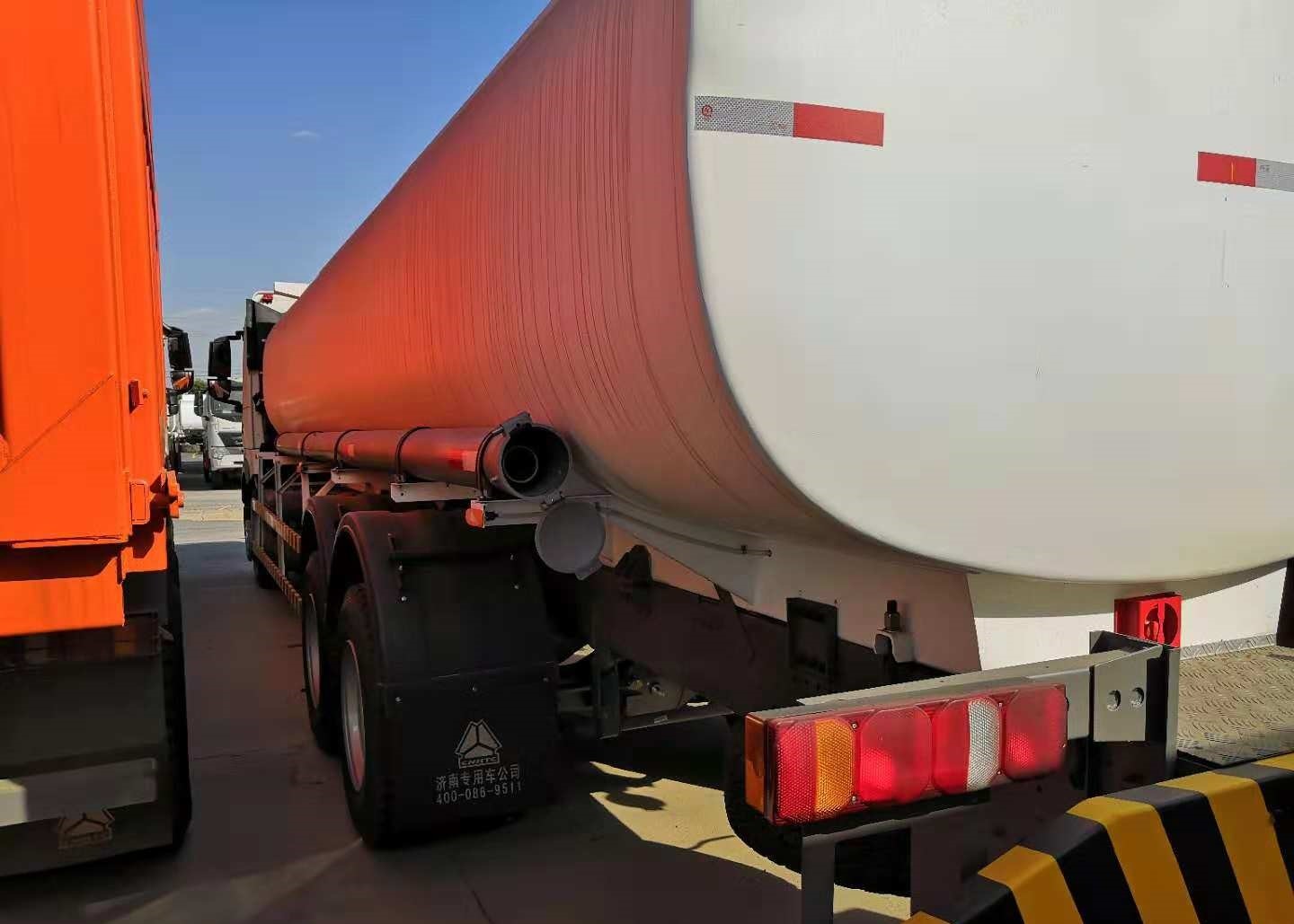 A7 6 * 4 Oil Delivery Truck 380 Horse Power Q345 Material With 20cbm Tank