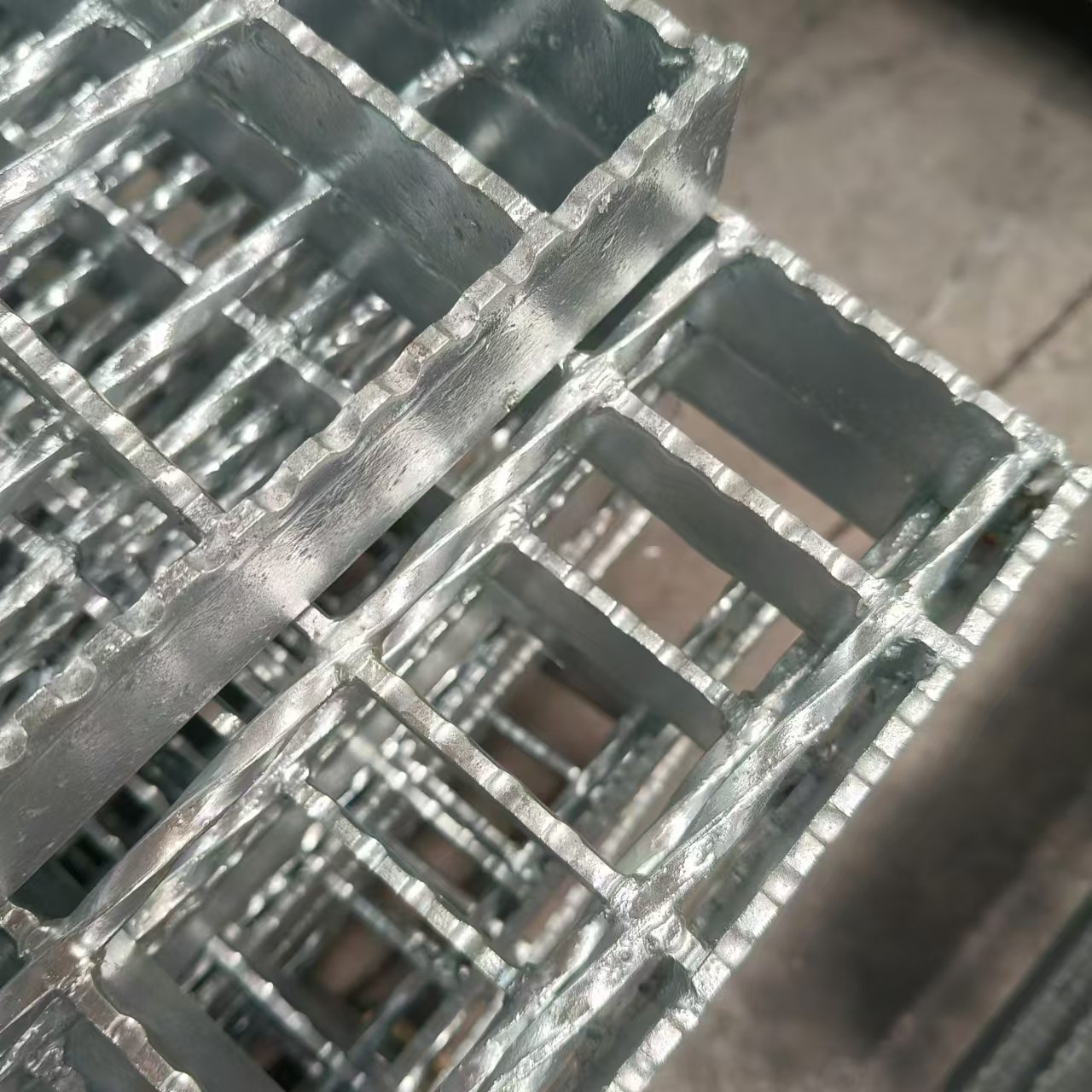 In underground works, the use of waterproof soil corrosion resistant silver steel grating