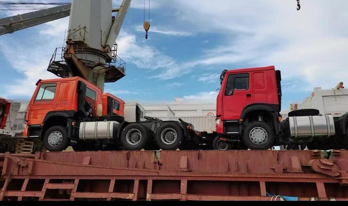 Used Sinotruk Tractor Truck 371HP WEICHAI Diesel Engine Capacity 8L Rear Camera None