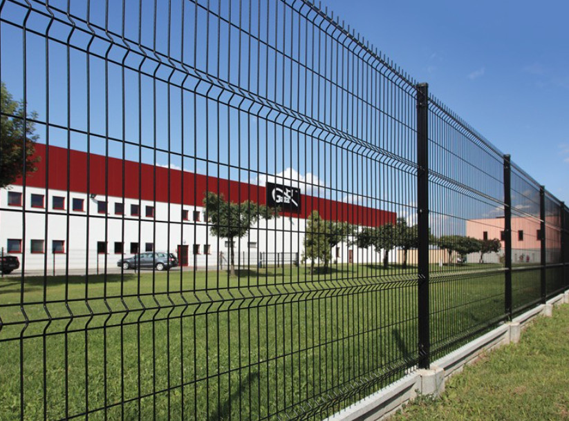 PVC Coated Welded Wire Mesh Fencing With Triangle V Shape RAL6005