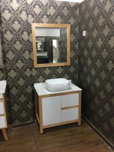China Contemporary Square Sinks Bathroom Vanities With Mirror / 32 Inch White Bathroom Vanity on sale