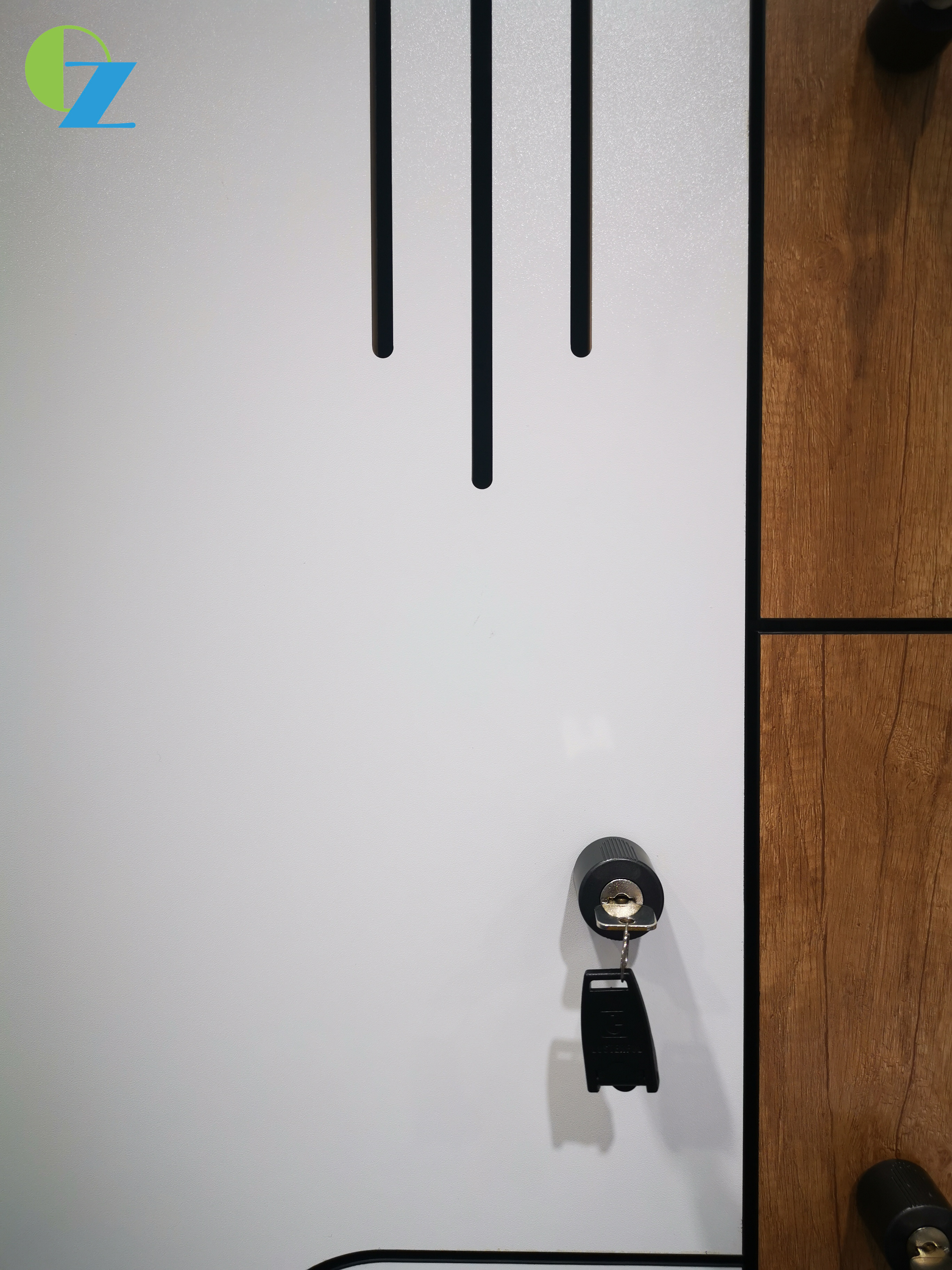 Elegent New Design Z Shape Door Wooden Material Locker White & Natural Oak